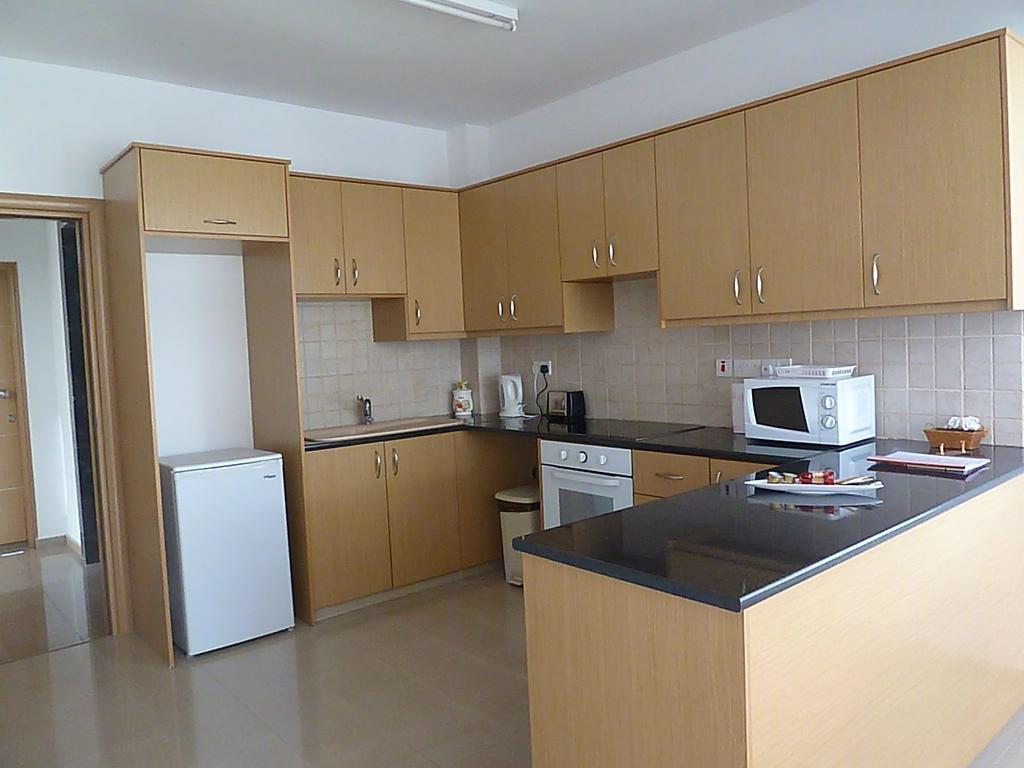 Valentinos Apartments Paphos Szoba fotó