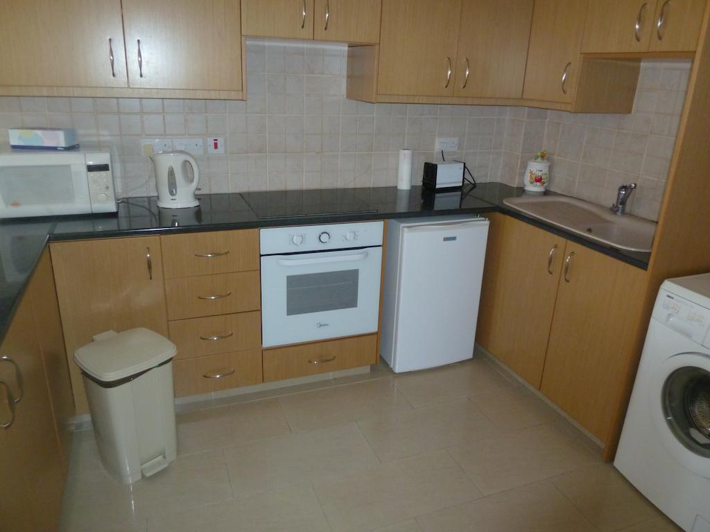 Valentinos Apartments Paphos Szoba fotó